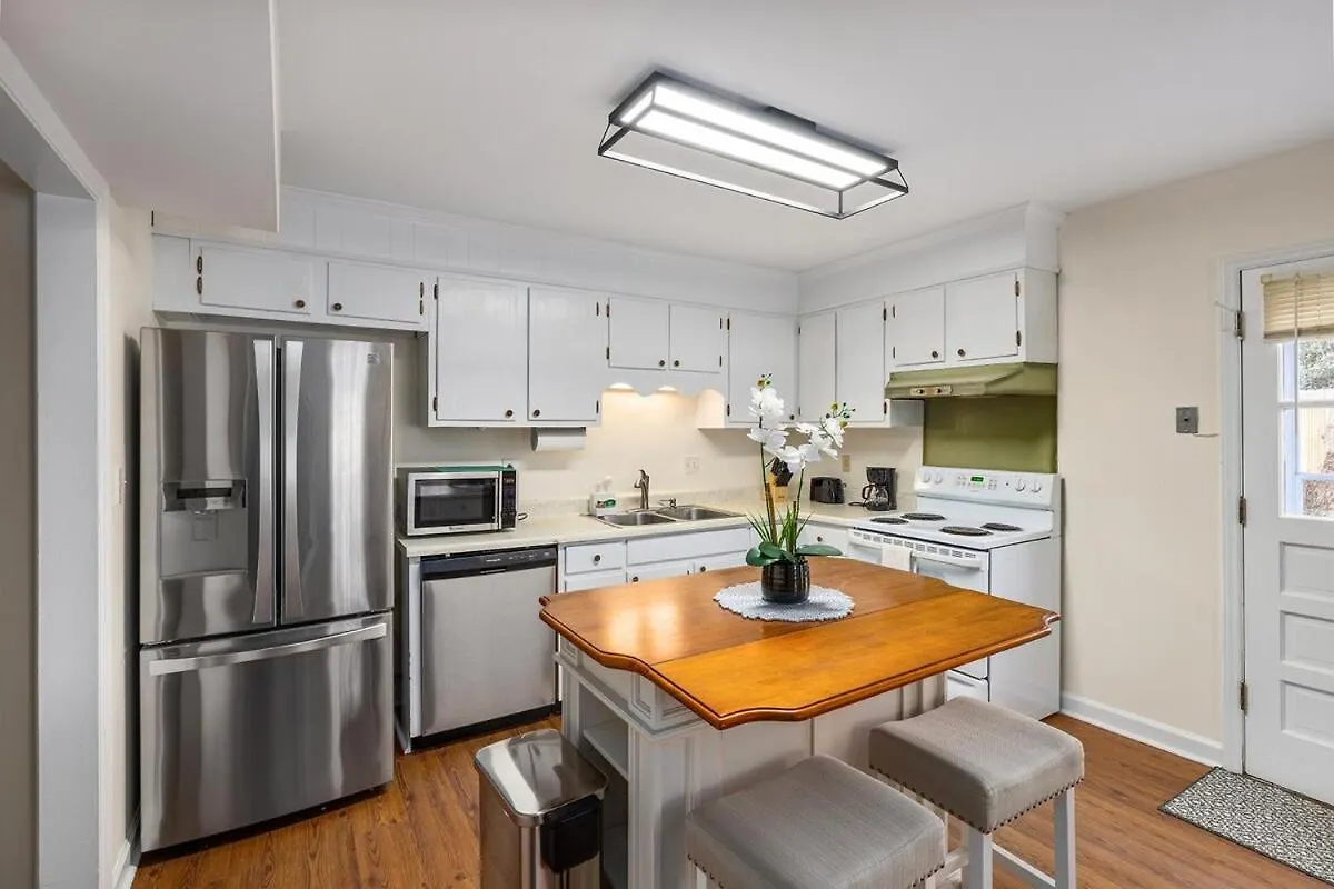 New! Special Intro Rate! Walkable, Fenced-In Yard Vila Charlotte Casa de Férias
