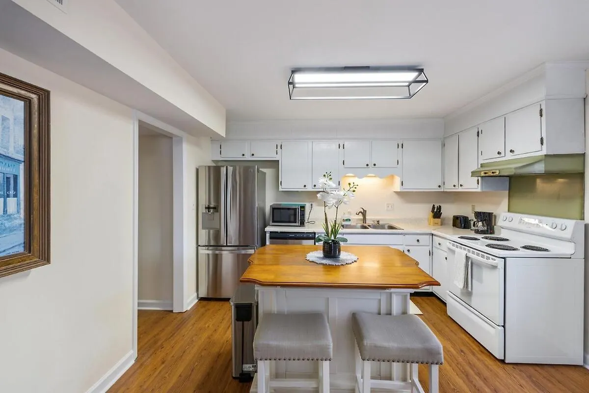 Casa de Férias New! Special Intro Rate! Walkable, Fenced-In Yard Vila Charlotte
