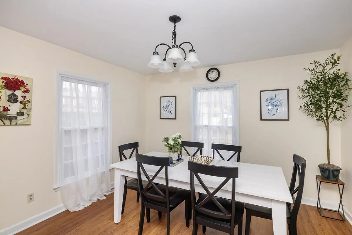 New! Special Intro Rate! Walkable, Fenced-In Yard Vila Charlotte 0*,