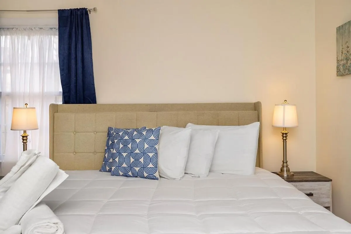 New! Special Intro Rate! Walkable, Fenced-In Yard Vila Charlotte Casa de Férias