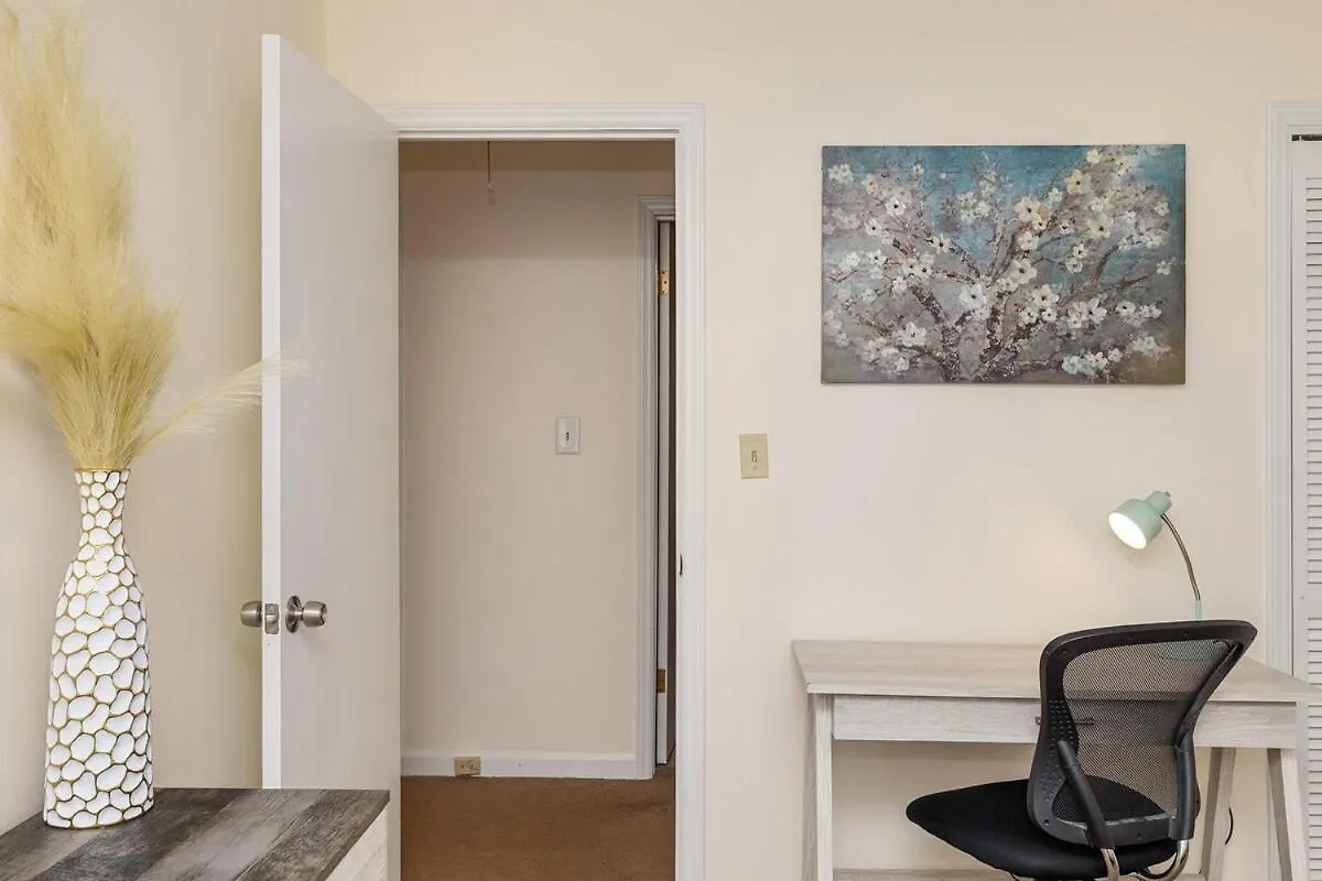Prázdninový dům Vila New! Special Intro Rate! Walkable, Fenced-In Yard Charlotte