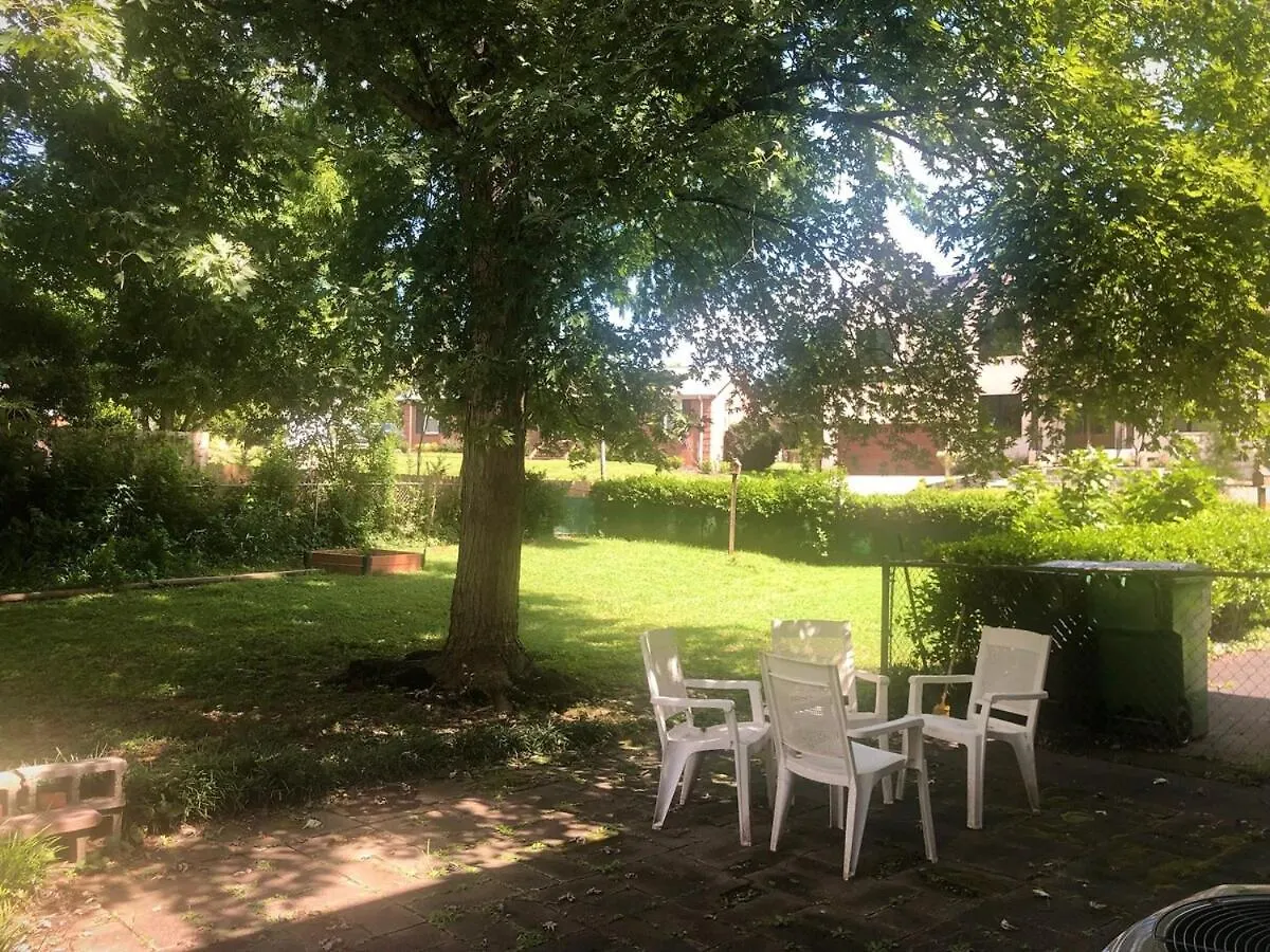 Prázdninový dům Vila New! Special Intro Rate! Walkable, Fenced-In Yard Charlotte