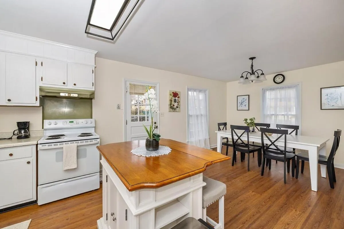 Prázdninový dům Vila New! Special Intro Rate! Walkable, Fenced-In Yard Charlotte USA