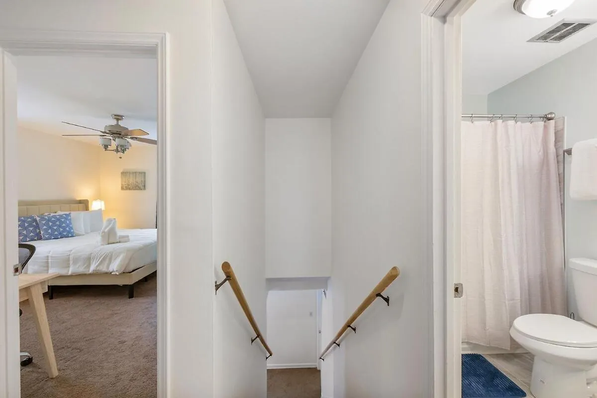 Prázdninový dům Vila New! Special Intro Rate! Walkable, Fenced-In Yard Charlotte